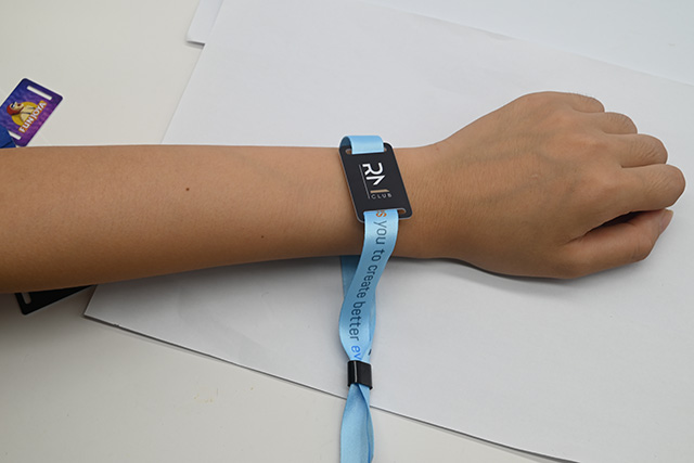 制作人像識(shí)別卡的基卡可以是一般PVC卡，也可以是磁卡